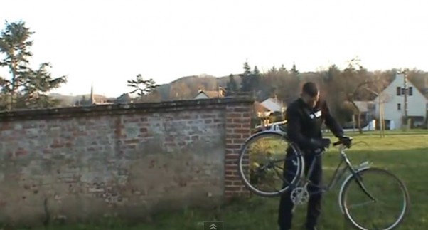 Mickael-Dupont-backflips-vintage-ladies-shopping-bike-2 Mickael-Dupont-backflips-vintage-ladies-shopping-bike-2